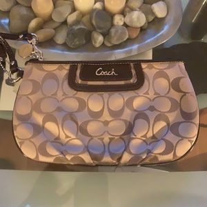 Beautiful Coach Wristlet ⭐️